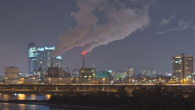 首尔江边高速公路附近的一个蒸汽发电厂视频素材