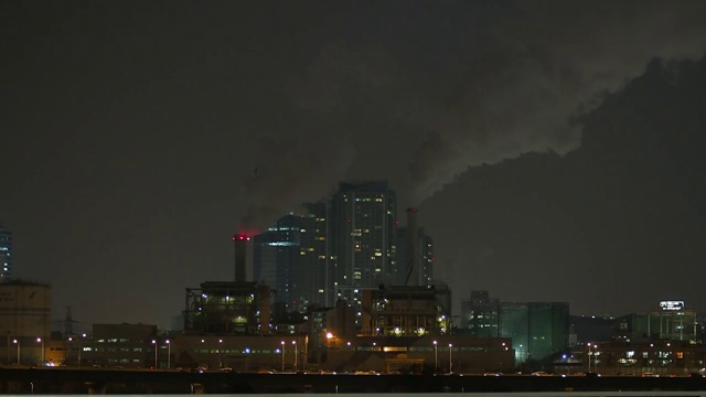 江边高速公路和蒸汽发电厂的景色视频素材