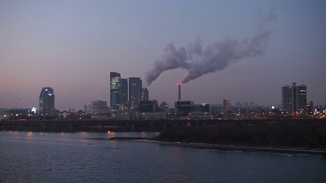 江边高速公路和蒸汽发电厂的夜景视频素材