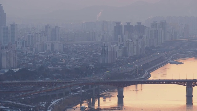 江边高速公路和星秀大桥全景视频素材