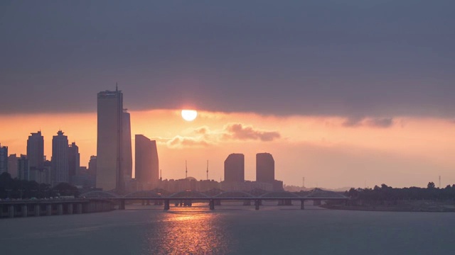 悠道63号楼和邯钢大桥的夕阳景观视频素材