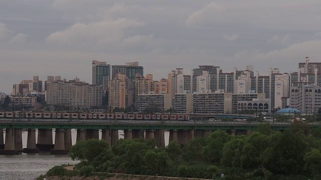 汉江铁桥和汉城建筑视频素材