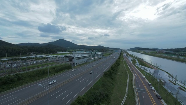 仁川机场高速公路景色和Ara水道视频素材