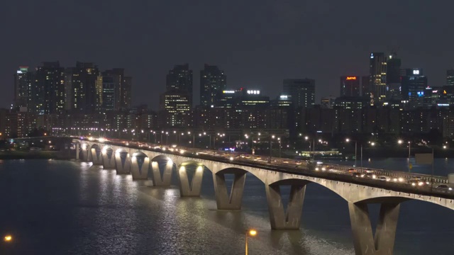 首尔元孝大桥的交通夜景视频素材