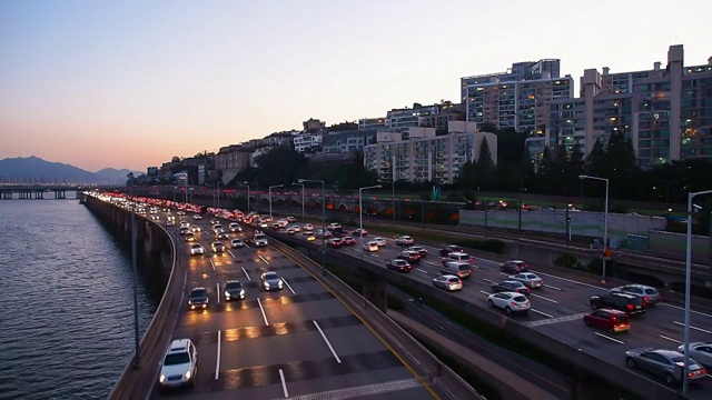 韩南洞江边高速公路交通视频素材