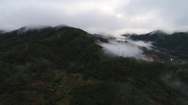 航拍山间输电塔视频素材