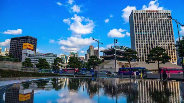 阳光门(韩国国宝1号)的景观倒影在水面上视频素材