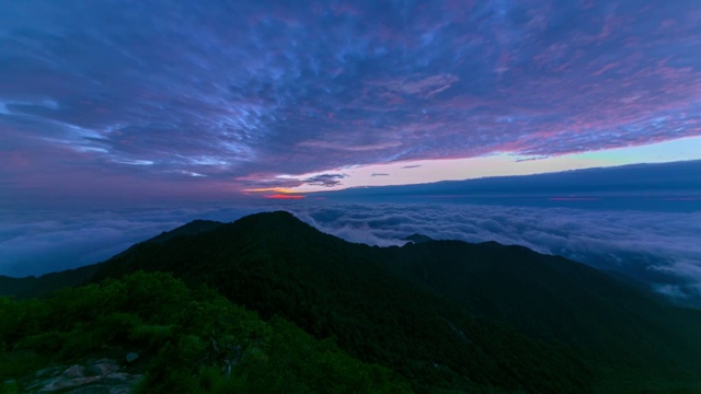 庆尚南省吉日山中奉峰云海的日出景观视频素材