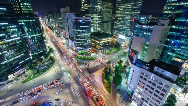 首尔江南站附近的十字路口夜景视频素材