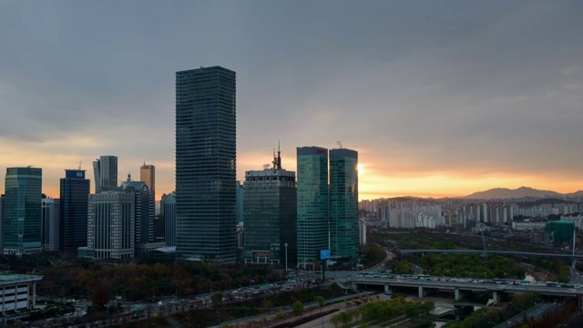 Yeouido地区城市建筑的日出视图视频素材