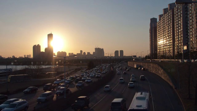 首尔江边高速公路上的交通日夜观视频素材