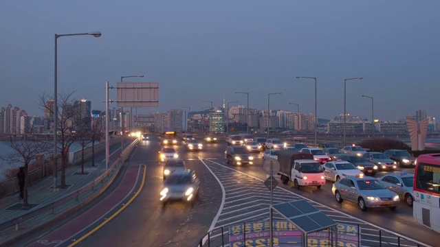 汉江大桥上的交通夜景视频素材