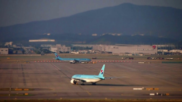 仁川国际机场(韩国最大的机场)上的飞机视频素材