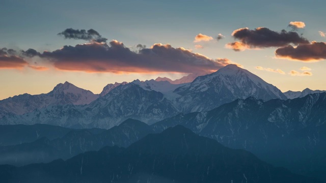 贡嘎雪山日落延时视频素材