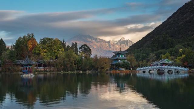 云南玉龙雪山日照金山日出延时视频素材