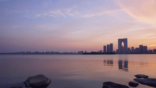 黄昏时分的苏州金鸡湖城市风光延时视频素材