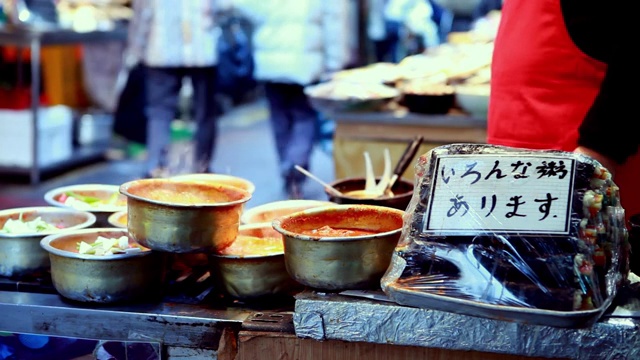 南大门市场(韩国传统市场)食品和Hotteok(韩国煎饼)视频素材