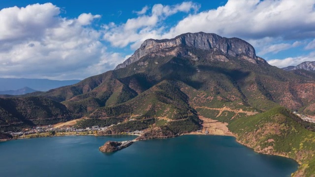 蓝天白云下泸沽湖女神山延时视频素材