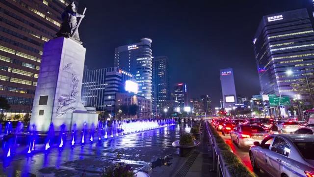 夜景的青铜雕像李新新(历史上的海军指挥官在朝鲜王朝)和喷泉在光华门广场在首尔视频素材