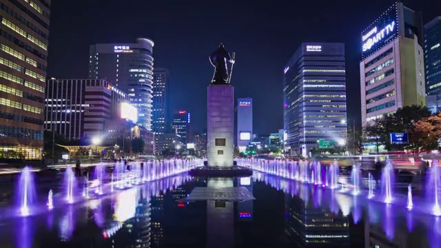 图为首尔光化门广场李舜臣铜像和喷泉的夜景视频素材