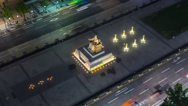 世宗国王(发明了韩国文字的朝鲜王朝国王)雕像夜景，位于首尔光华门广场(著名旅游景点)视频素材