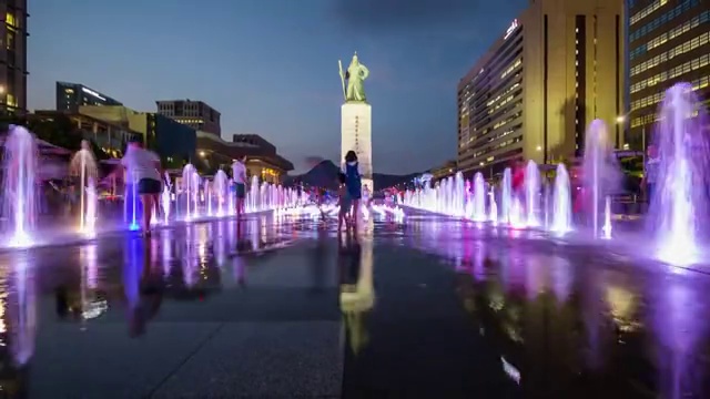 夜景海军上将李舜臣(尊敬的朝鲜王朝海军指挥官)的雕像在光华门广场在首尔视频素材