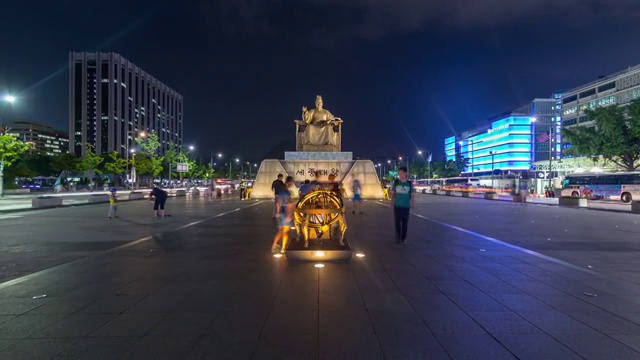 世宗国王(发明了韩国文字的朝鲜王朝国王)雕像夜景，位于首尔光华门广场(著名旅游景点)视频素材