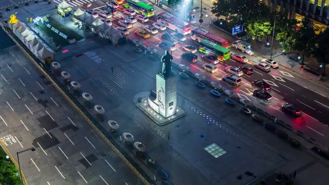 首尔光华门广场(著名旅游景点)上的李舜臣(朝鲜王朝时期的海军司令)铜像之夜视频素材