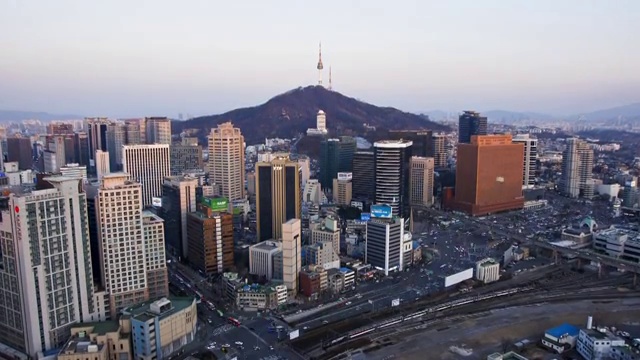 夜景城市建筑和N首尔塔(旅游景点)在首尔视频素材