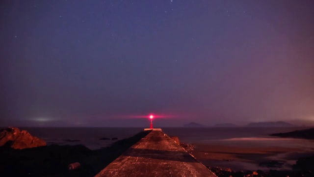 泰安郡海上的防波堤和灯塔的星空夜景视频素材