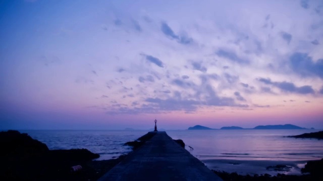 泰安郡清晨的防波堤和灯塔的星空夜景视频素材