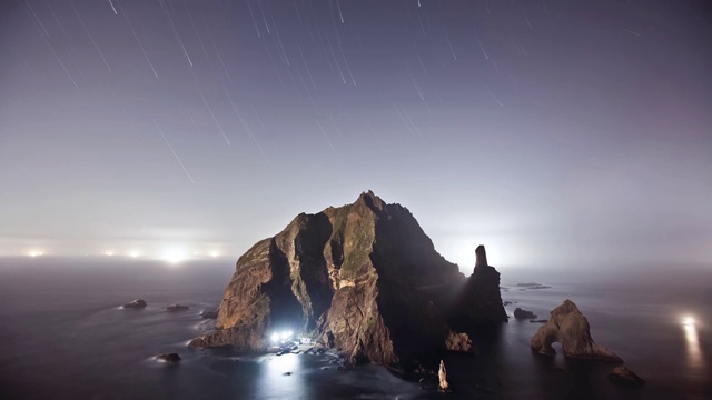 海上的独岛(位于韩国东海岸)的星空夜景视频素材