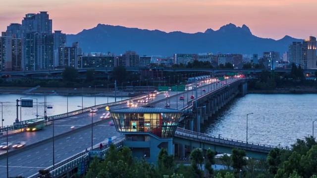 夜景交通上的Jamsildaegyo桥和流动汉江在首尔视频素材