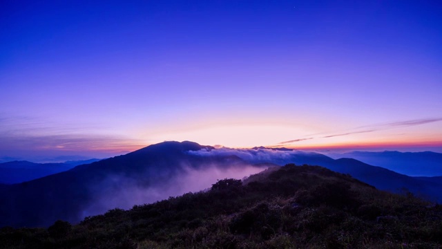 日三山(国家公园)野果丹峰上的班雅邦峰日出视频素材