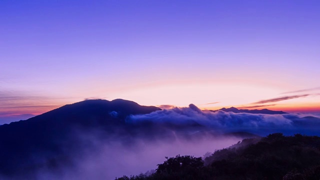 日三山(国家公园)野果丹峰上的班雅邦峰日出视频素材