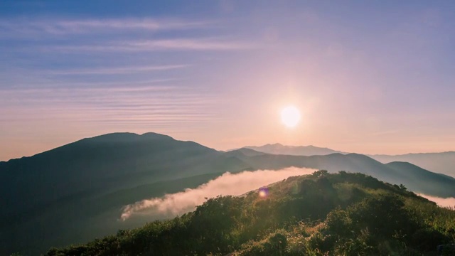 日三山(国家公园)野果丹峰上的班雅邦峰日出视频素材