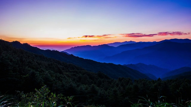 日三山(国家公园)正宁池山口的Simwon村日出图视频素材