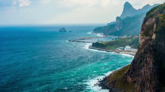 乌伦多岛大叶灯塔的海岸悬崖景观视频素材