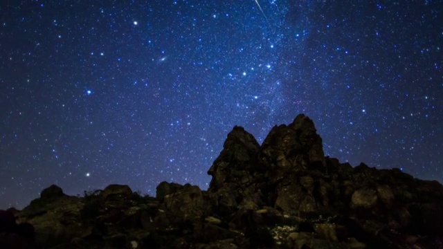 日三山(国家公园)星空下的峭壁夜景视频素材