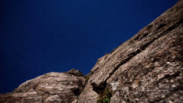 日三山(国家公园)星空下的峭壁夜景视频素材