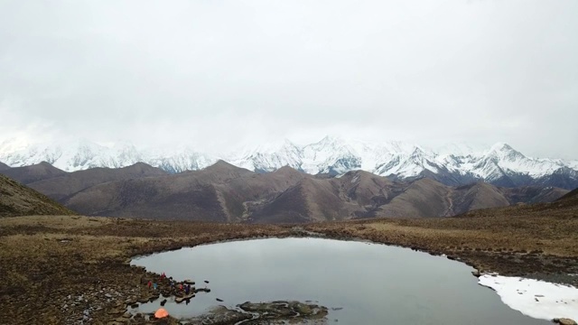 贡嘎高山湖泊雪山倒影视频素材