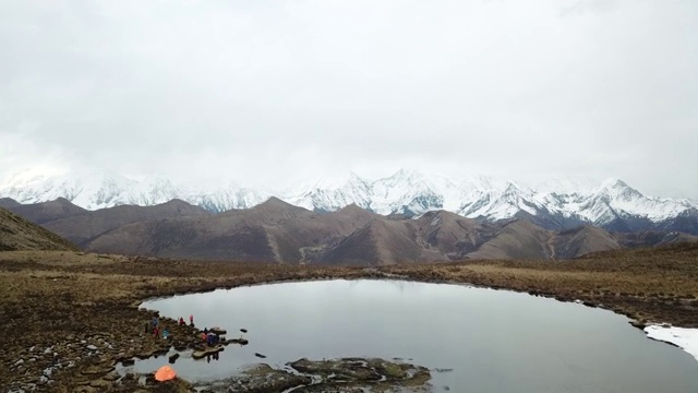 贡嘎高山湖泊雪山倒影视频素材