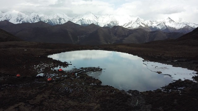 贡嘎高山湖泊雪山倒影视频素材