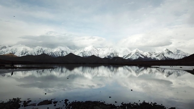 贡嘎高山湖泊雪山倒影视频素材