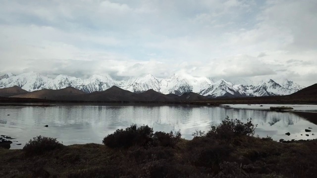 贡嘎高山湖泊雪山倒影视频素材