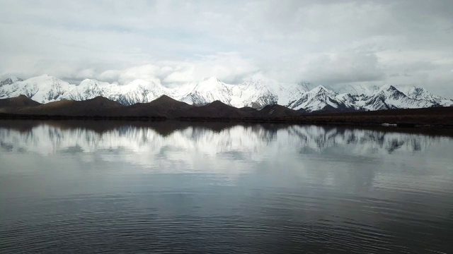 贡嘎高山湖泊雪山倒影视频素材