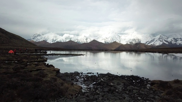 贡嘎高山湖泊雪山倒影视频素材