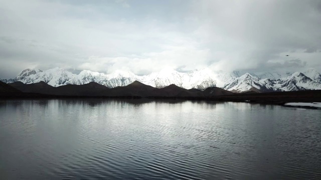 贡嘎高山湖泊雪山倒影视频素材