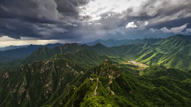 北京箭扣长城雨后黑云耶稣光视频素材