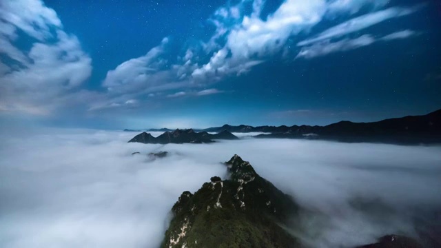 北京怀柔箭扣长城雨后月夜云海视频素材